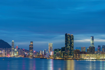 Obraz premium Panorama Skyline z Victoria Harbour w Hongkongu o zmierzchu