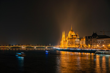 Fototapeta na wymiar Night view of the Hungarian Parliament Building and River Danube bank