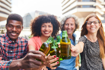 Kollegen Team trinkt Bier zusammen am Feierabend