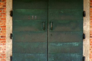 Eine schwere Kirchentür und Schiebe aus Bronze mit Patina. .