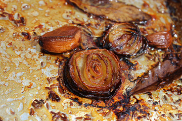 Reste von Gemüse und Kräutern nach dem braten.