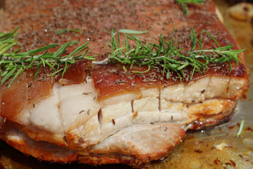 Der Schweinsbraten ist halb fertig und wird noch einmal in den Ofen geschoben.