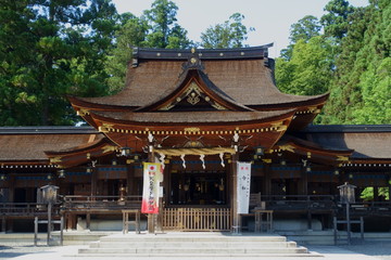滋賀県、多賀大社の拝殿と改元のお祝いののぼり旗