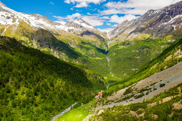 Valmalenco (IT) - Vista aerea della Val Ventina con Rifugio Porro Gerli e Passo del Muretto