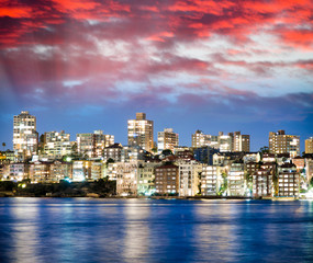 Obraz premium Nocna panorama Kirribilli w Sydney w Australii
