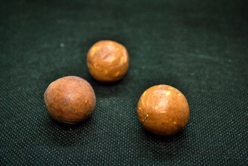 Obraz premium hazelnuts in shell on wooden background