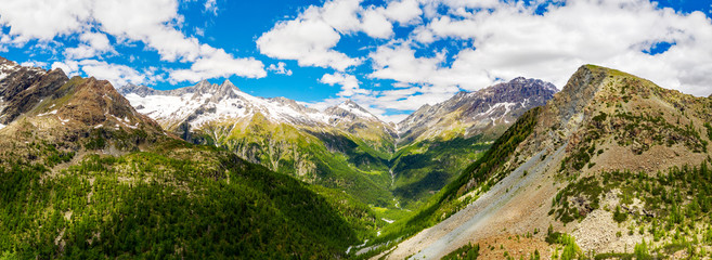 Fototapeta na wymiar Valmalenco (IT) - Vista aerea della Val Ventina con Rifugio Porro Gerli e Passo del Muretto 