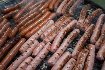 saucisses et merguez au barbecue