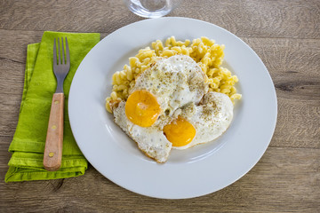 oeuf au plat et pâtes