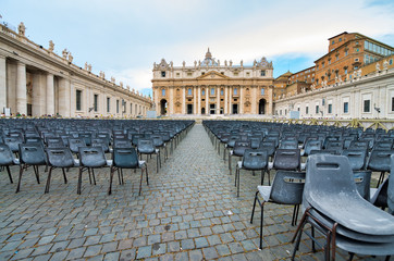 Naklejka premium ROME, ITALY - JUNE 2014: Tourists visit St Peter Square in Vatican. The city attracts 15 million people annually