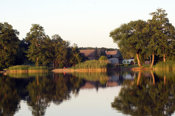 Fototapeta na wymiar Blick auf gemütliche Bungalows am Ufer eines See in Polen