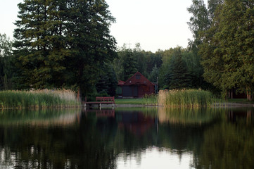 Obraz premium Blick auf gemütliche Bungalows am Ufer eines See in Polen