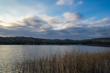 Obraz premium Wide-angle lake in the morning, sunrise after the mountain