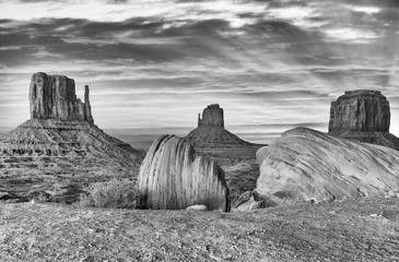 Monument Valley après le coucher du soleil, longue exposition de West et East Mitten Buttes