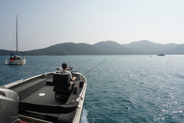 Fototapeta na wymiar Fishermen are driving fishing boats in the sea.