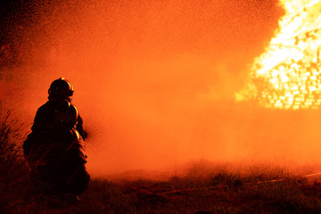 pompier face incendie