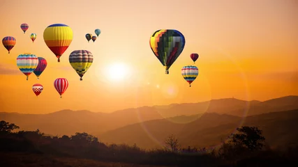Rolgordijnen Heteluchtballon boven hoge berg bij zonsondergang © applezoomzoom