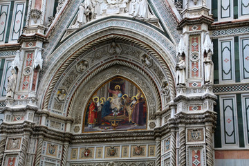 Fototapeta na wymiar Mosaik des Eingangsportals der Kathedrale von Florenz