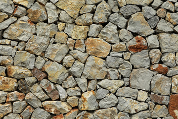 Mauer aus Naturstein