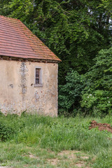 Altes gebäude am Waldrand