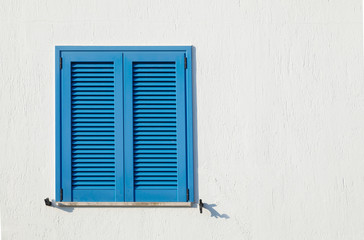 Finestra azzurra con muro biuanco