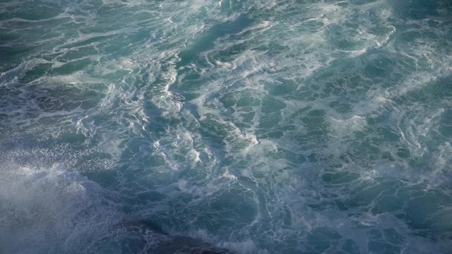 打ち寄せる波と泡立つ海面のスローモーション 1