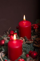 zwei brennende Kerzen auf einem Adventskranz