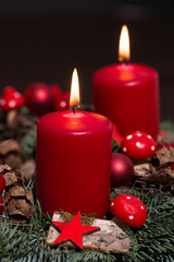 Eine Kerze auf einem Adventskranz