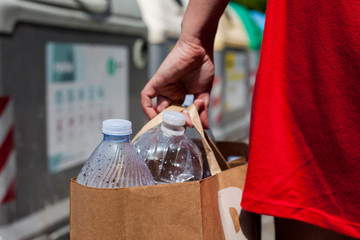 Bolsa de papel con botellas para reciclar