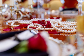 chic table dressing with pearls