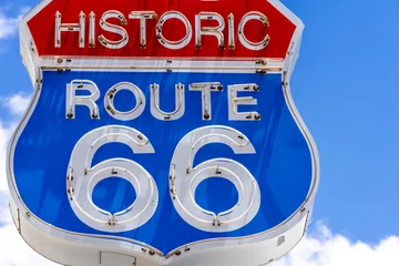 Rolgordijnen Rood, wit en blauw neonbord op de beroemde, historische Route 66 voor blauwe lucht © jaflippo