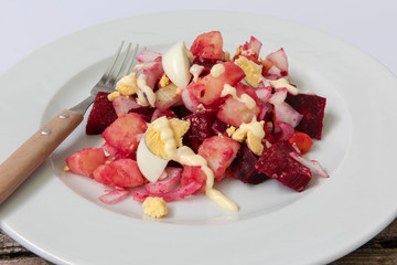 Ensalada de remolacha con zanahoria, patatas y huevo