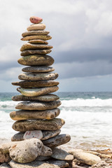 Fototapeta na wymiar Skulpturen am Strand aus Steinen und Himmel mit Wolken, Bonaire