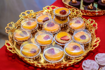 Fototapeta na wymiar Mesa dulce mesa de postres pastelitos bodas