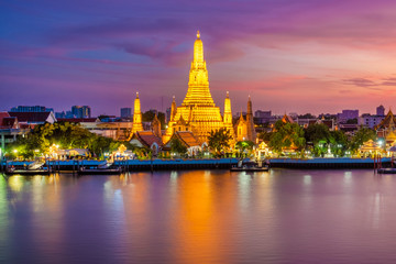 Naklejka premium Beautiful view of Wat Arun Temple at twilight in Bangkok, Thailand