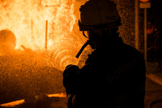 bombero apagando fuego con manguera