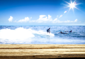 Naklejka premium desk of free space and summer background of beach 