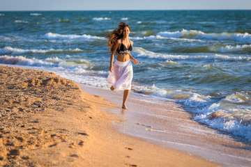 Fototapeta na wymiar Beatiful girl running on the surf
