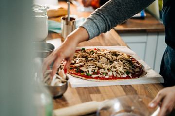 making homemade vegetarian pizza