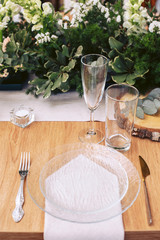 The table in the restaurant is decorated with a bouquet of fresh flowers and elements of natural wood.