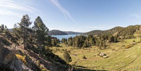 Fototapeta na wymiar Panorama sur le lac des Bouillouses