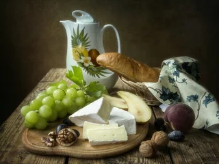 Foto op Plexiglas Still life with Brie cheese and green grapes © Iryna
