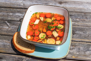 Schmackhafte Gemüsesuppe auf einer Berghütte im Kaisergebirge in den Alpen