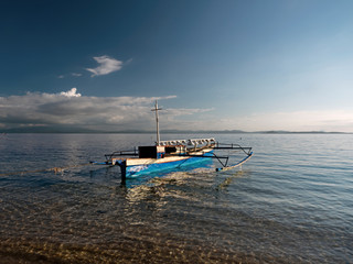 Fototapeta na wymiar Indonesian fishing boat close to the beach (Pulau Bangka/Indonesia)
