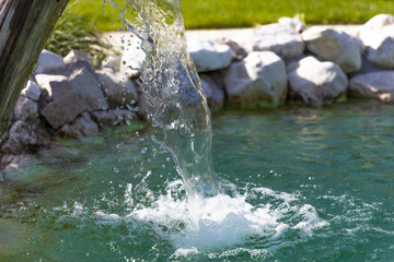 Wasser Strahl spritzt in Natur Teich