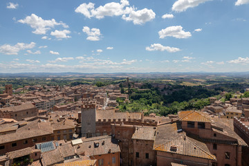 Obraz premium Panoramic view of Siena city with historic buildings and far away green fields