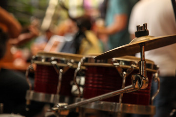 Partial view of the drums on the first plan, with a blurred background of the party