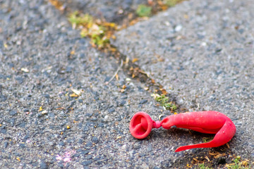 Sommerlicher Spa&szlig; auf dem Wasserspielplatz mit Luftballons als Wasserbomben f&uuml;r Kinder und Spa&szlig; im Sommer mit Wasserschlacht