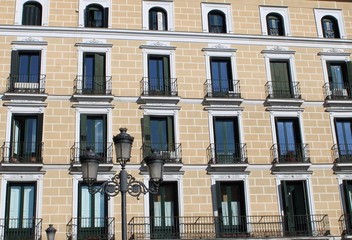 Fachada de un edificio en la calle Mayor de Madrid con farola