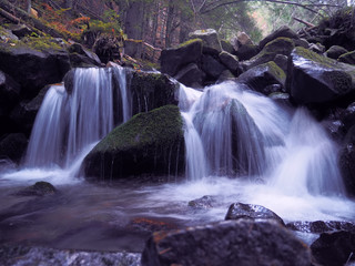Obraz premium waterfall at the carpathian forest